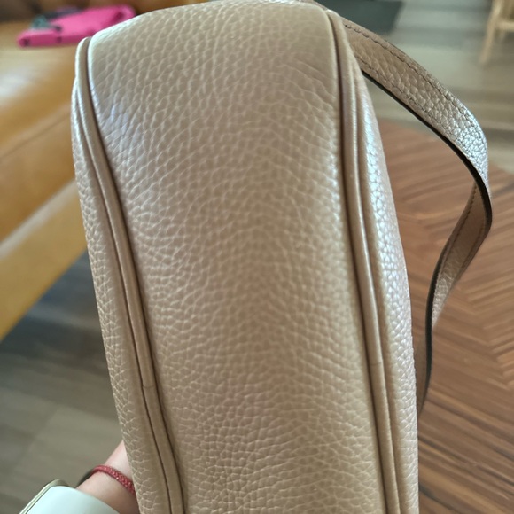 Gucci Pebbled Calfskin Small Soho Disco Bag Camelia - Picture 4 of 9